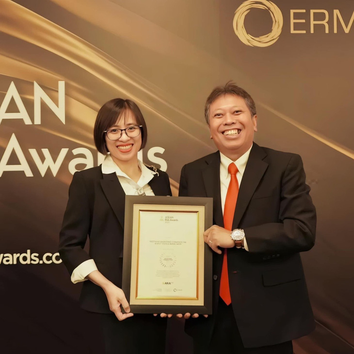 Bà Lê Cẩm Thúy, Giám đốc Khối Quản lý rủi ro MSB nhận giải thưởng tại Singapore