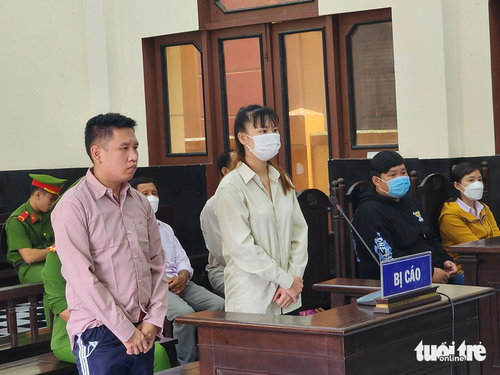 Bị cáo Nguyễn Ngọc Toản và Nguyễn Thị Mộng Cầm tại phiên tòa sơ thẩm - Ảnh: HOÀI THƯƠNG