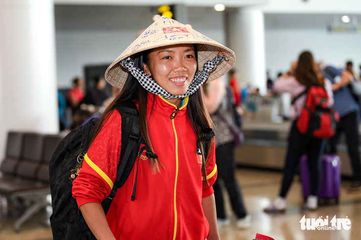 Huỳnh Như với hình ảnh chiếc nón lá và khăn rằn nổi bật - Ảnh: NAM TRẦN