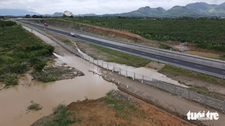 Tỉnh Bình Thuận đề nghị nâng cao đường gom dân sinh đoạn bị ngập - Ảnh: ĐỨC TRONG