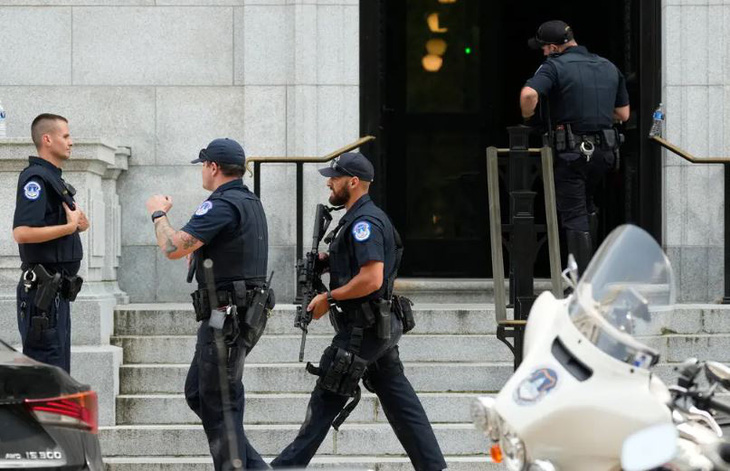 Cảnh sát Quốc hội Mỹ (USCP) kiểm tra tại khu vực xung quanh Đồi Capitol vào ngày 2-8 - Ảnh: AP