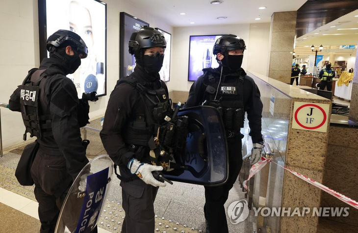Cảnh sát tại hiện trường vụ đâm dao ngay một cửa hàng bách hóa gần ga Seohyeon ở Seongnam, phía nam Seoul, ngày 3-8 - Ảnh: YONHAP
