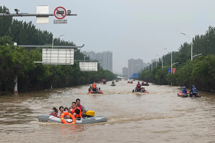 Mưa như trút liên tiếp những ngày qua đã khiến nhiều vùng của tỉnh Hà Bắc, Trung Quốc ngập lụt nghiêm trọng. Trong ảnh, người dân đang được lực lượng chức năng sơ tán bằng xuồng cao su. (Andy Wong/AP)
