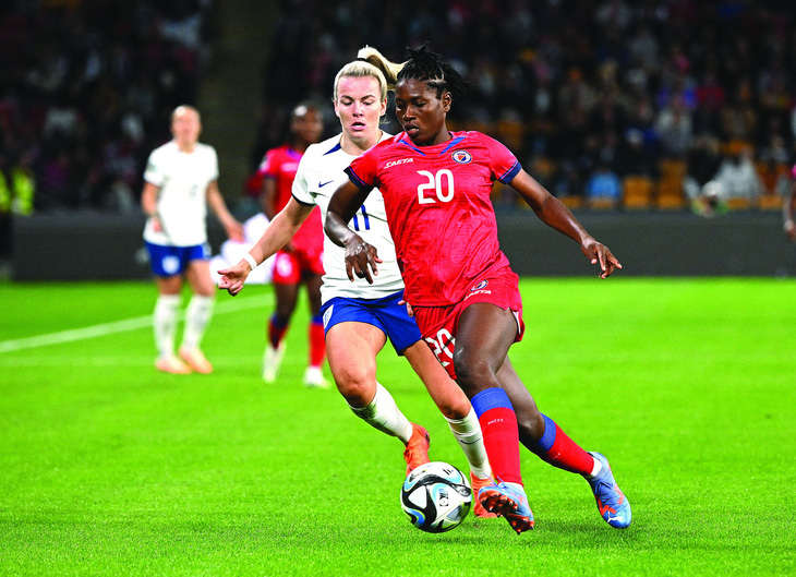 Các cô gái Haiti (áo đỏ) đã vượt qua nghịch cảnh để đến World Cup.