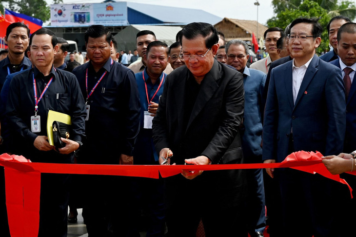 Thủ tướng Hun Sen cắt băng khánh thành tuyến đường mới ở Campuchia ngày 3-8 - Ảnh: AFP