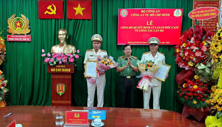 Trung tá Nguyễn Thành Hưng (bìa trái) nhận quyết định - Ảnh: Công an TP.HCM cung cấp