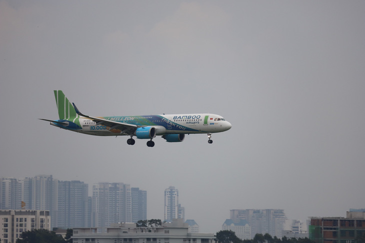 Bamboo Airways điều chỉnh lịch bay để tái cơ cấu nên sẽ có nhiều chuyến bị hoãn, hủy hoặc chuyển sang bay hãng khác - Ảnh: CÔNG TRUNG