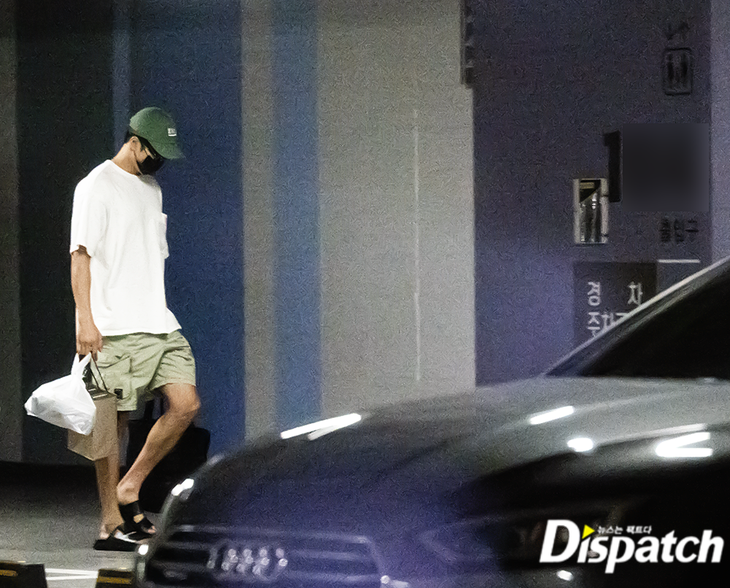 Ảnh chụp cho thấy Ahn Bo Hyun và Jisoo có mặt trong một tòa nhà