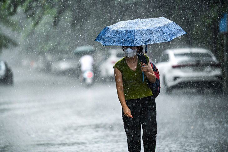 Vùng áp thấp ở Biển Đông gây mưa dông. Trong hai ngày đầu tuần, nhiều nơi trên cả nước mưa to - Ảnh: NAM TRẦN