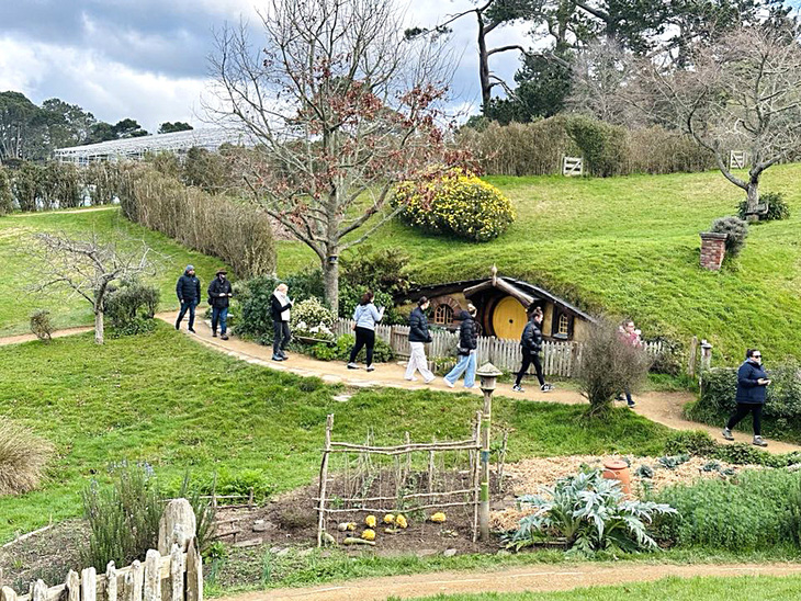 Du khách tham quan ngôi làng đẹp như cổ tích The Hobbiton trong mùa bóng đá ở New Zealand - Ảnh: TR.N.