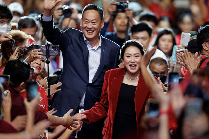 Ông Srettha Thavisin (bên trái) được Đảng Pheu Thai đề cử chức thủ tướng, trong khi bà Paetongtarn Shinawatra (áo đỏ) được đề cử ghế ngoại trưởng - Ảnh: REUTERS