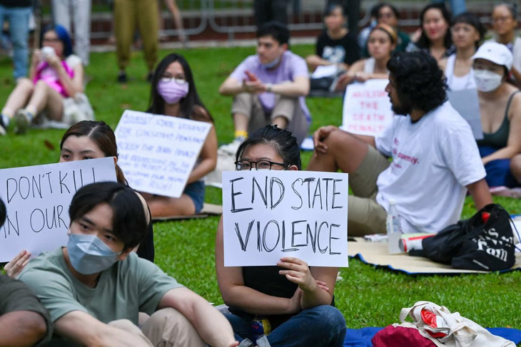 Những người phản đối án tử hình ở Singapore - Ảnh: AFP