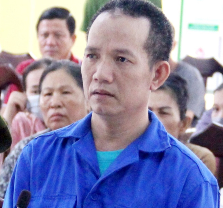 Huỳnh Văn Chơn dùng dao chém chết bạn nhậu và một người khác bị thương - Ảnh chụp tại tòa: K.TÂM