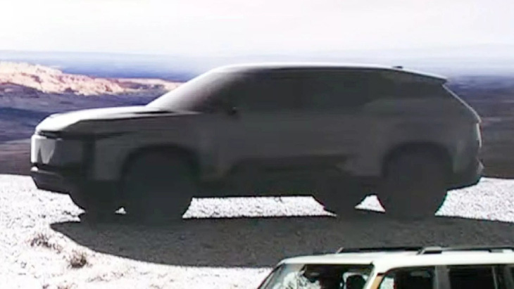 Mẫu xe bí ẩn còn lại có thiết kế khá giống đội hình SUV điện beyond Zero (bZ) của Toyota - Ảnh: Toyota