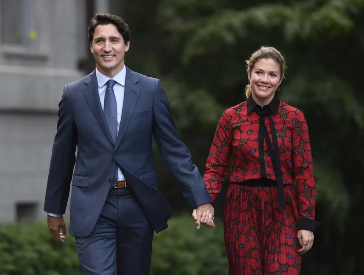 Thủ tướng Canada Justin Trudeau tay trong tay cùng vợ vào tháng 9-2019 - Ảnh: AP