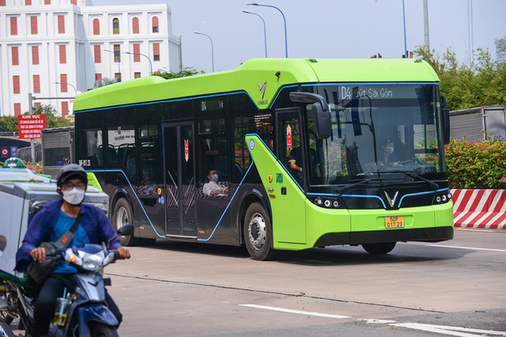 Xe buýt điện chạy trên đường Võ Văn Kiệt, quận 1, TP.HCM - Ảnh: QUANG ĐỊNH