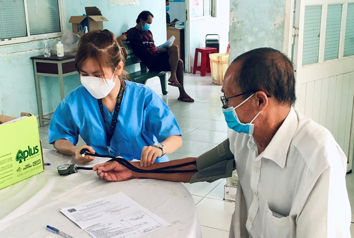Bác sĩ trẻ Mai Anh thăm khám bệnh tại Trạm y tế xã Tân Thạnh Tây, huyện Củ Chi, TP.HCM - Ảnh: NVCC