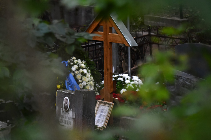 Theo AFP, ngôi mộ với cây thánh giá bằng gỗ trong hình được cho là của trùm Wagner Prigozhin. Nội dung trong văn bản được đóng khung là trích đoạn trong bài thơ &quot;Nature Morte&quot; của nhà thơ thời Liên Xô Joseph Brodsky - Ảnh: AFP