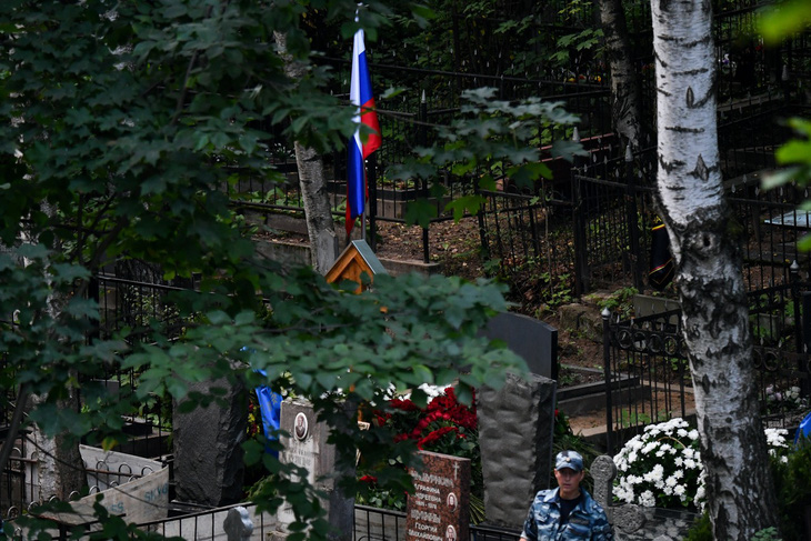 Cờ Nga xuất hiện trong một bức ảnh tại vị trí nơi an nghỉ của ông Prigozhin - Ảnh: AFP