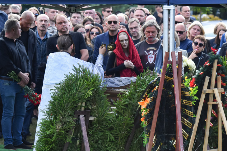 Một linh mục Chính Thống giáo đang cử hành tang lễ cho ông Valery Chekalov tại nghĩa trang Sernoye - Ảnh: AFP