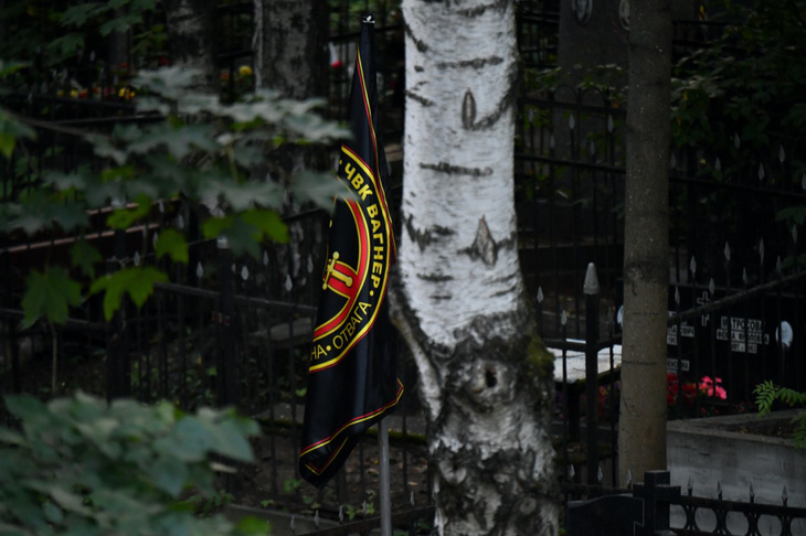 Lá cờ của Wagner được treo ở nghĩa trang Porokhovskoye - Ảnh: AFP