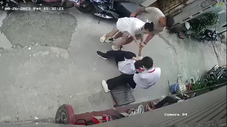 Cô giáo mầm non cùng một nhóm người đánh một em học sinh cấp 2 tại xã Kim Chung, Đông Anh - Ảnh: Chụp màn hình