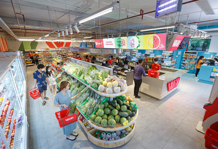 Người dân mua sắm tại siêu thị WinMart