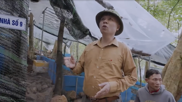 Ông Tân giới thiệu Tập đoàn Mỹ Hạnh đang hợp tác với một số công ty ở Quảng Nam để trồng sâm Ngọc Linh - Ảnh: QUANG THẾ chụp lại từ clip