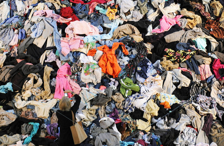 30 tấn quần áo bỏ đi, được trưng bày tại Park Avenue Armory ở thành phố New York - Ảnh: AFP