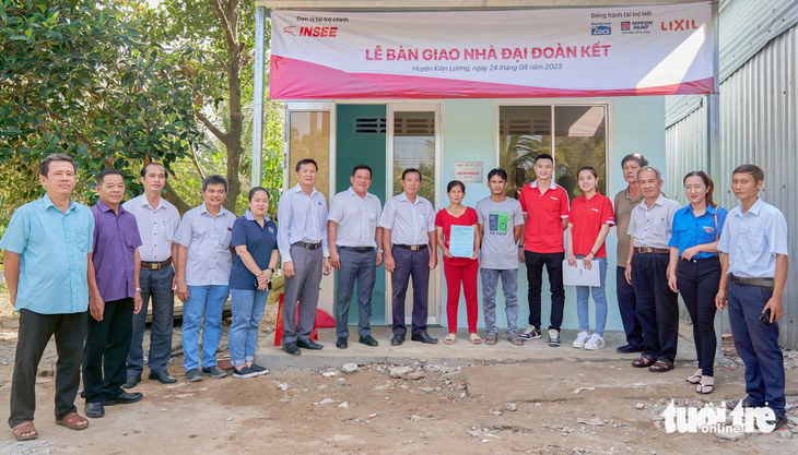 Chị Gái rất hạnh phúc khi nhận được ngôi nhà do INSEE Việt Nam và nhiều đối tác hỗ trợ xây dựng - Ảnh: INSEE Việt Nam 