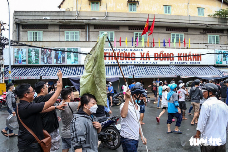 Nhiều người thậm chí còn mang vợt theo để lấy được nhiều tiền - Ảnh: PHƯƠNG QUYÊN