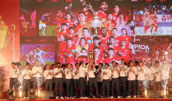 Các cầu thủ Công An Hà Nội nâng cúp ăn mừng tại lễ tổng kết - Ảnh: CAHN FC
