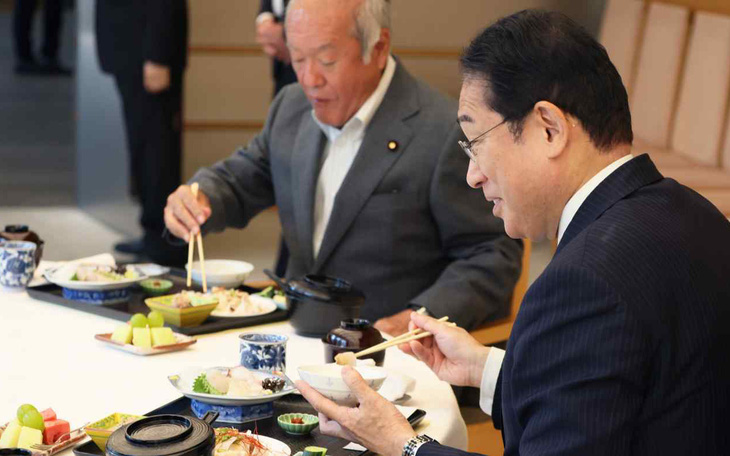 Thủ tướng Nhật Bản ăn cá để "minh oan" cho vùng biển Fukushima