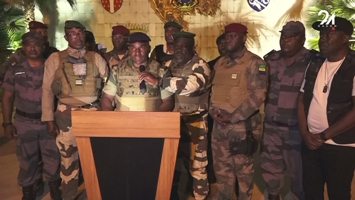 Video lấy từ kênh Gabon 24, cho thấy các sĩ quan quân đội nước này thông báo chấm dứt chế độ hiện tại, hủy bỏ kết quả bầu cử, giải thể tất cả thể chế trong nước - Ảnh: AFP