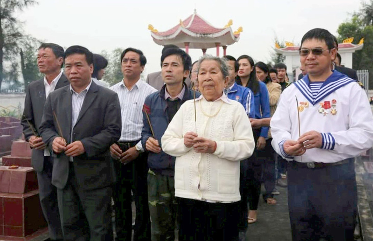 Cơ duyên đã gắn kết mẹ Hồ Thị Đức với những cựu binh Gạc Ma chính từ những lễ tưởng niệm 64 liệt sĩ Gạc Ma trước mộ con trai mẹ là liệt sĩ Trần Văn Phương - Ảnh: Q.NAM