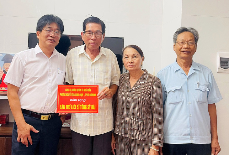 Chính quyền TP Đông Hà thay mặt các đơn vị tài trợ trao tủ thờ cho gia đình liệt sĩ Gạc Ma Tống Sĩ Bái - Ảnh: Q.NAM