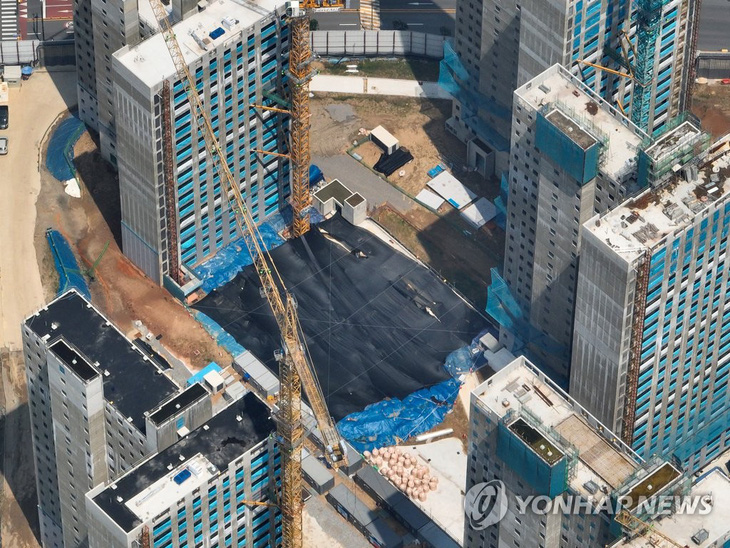 Công trình thi công chung cư Geomdan ở thành phố Icheon, tỉnh Gyeonggi vừa bị đình chỉ do thiếu cốt thép, dẫn đến tai nạn sập tầng hầm - Ảnh: YONHAP