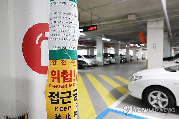 Những chiếc cột rỗng, thiếu cốt thép trong hầm để xe ở chung cư Gongju Wolsong, tỉnh Chungcheong Nam - Ảnh: YONHAP