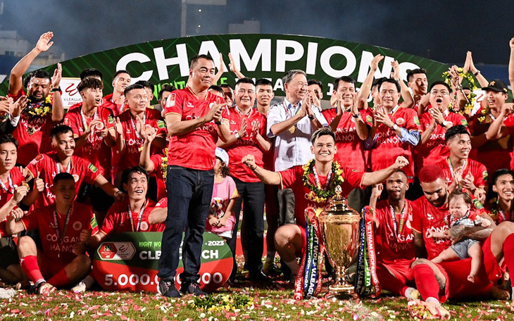HLV Trần Tiến Đại (đứng hàng đầu) cùng CLB Công An Hà Nội ăn mừng cúp vô địch - Ảnh: NAM TRẦN