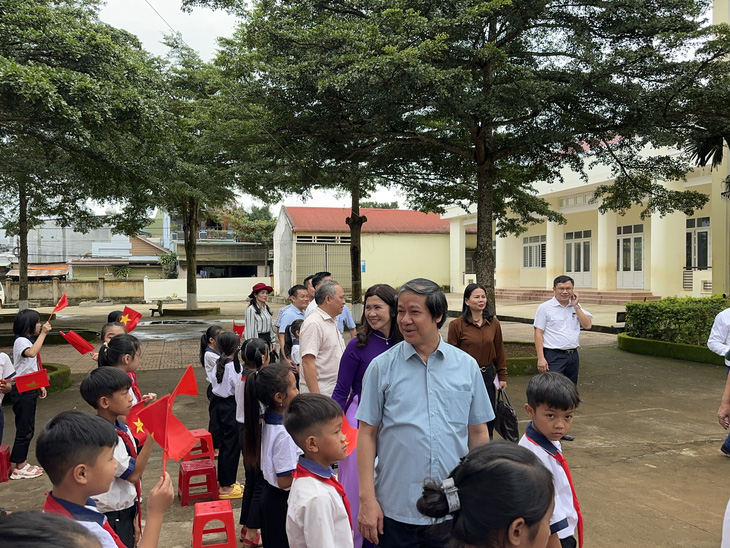 Bộ trưởng Nguyễn Kim Sơn nói chuyện với học sinh huyện Đắk Glong - Ảnh: TÂM AN