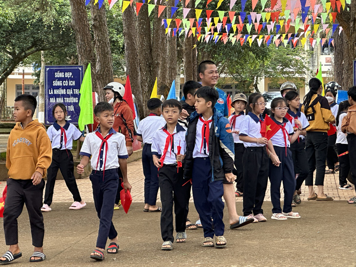 Bộ trưởng Bộ Giáo dục và Đào tạo Nguyễn Kim Sơn nói Đắk Nông cần đẩy mạnh xã hội hóa giáo dục. Trong ảnh: Học sinh tại Đắk Nông trước thềm năm học mới - Ảnh: TÂM AN