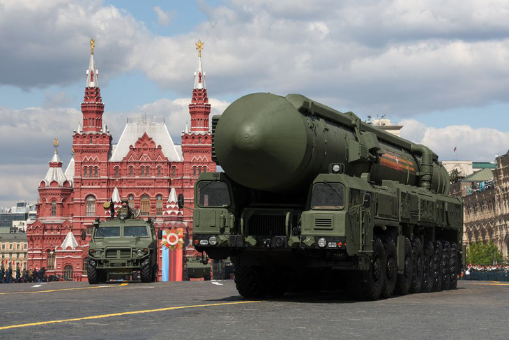 Hệ thống tên lửa đạn đạo liên lục địa (ICBM) của Nga xuất hiện trong cuộc duyệt binh kỷ niệm ngày Chiến thắng 9-5-2023 - Ảnh: ZUMA PRESS