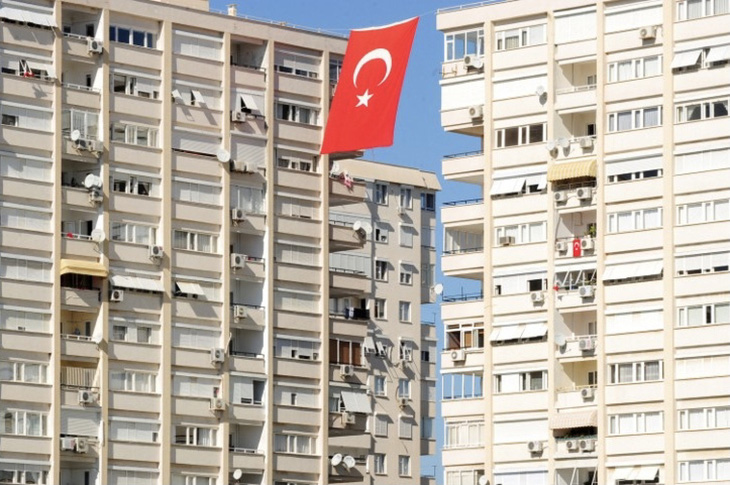 Quốc kỳ Thổ Nhĩ Kỳ bay giữa hai tòa nhà chung cư ở Antalya, miền nam nước này - Ảnh: AFP