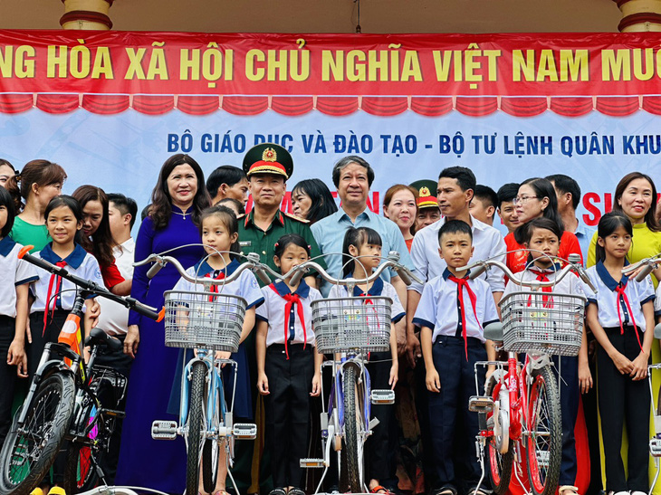 Bộ trưởng Nguyễn Kim Sơn và tư lệnh Quân khu 5 Thái Đại Ngọc rất quan tâm về chất lượng giáo dục vùng xa vùng sâu, quan tâm điều kiện đến trường của học sinh. Trong ảnh: tặng xe đạp cho học sinh - Ảnh: MINH PHƯƠNG