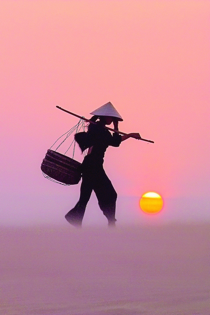 Người phụ nữ địa phương đi qua đồi cát Lương Sơn - Phan Thiết vào năm 2004.