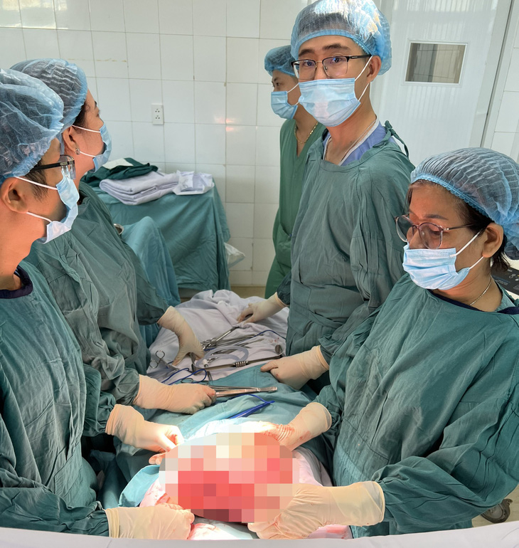 Các bác sĩ phẫu thuật lấy khối u xơ tử cung nặng 7,3kg - Ảnh: Bệnh viện cung cấp