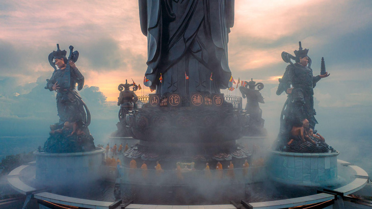 Chân tượng Phật Bà Tây Bổ Đà Sơn trong mùa Vu lan - Ảnh: NGUYỄN MINH TÚ