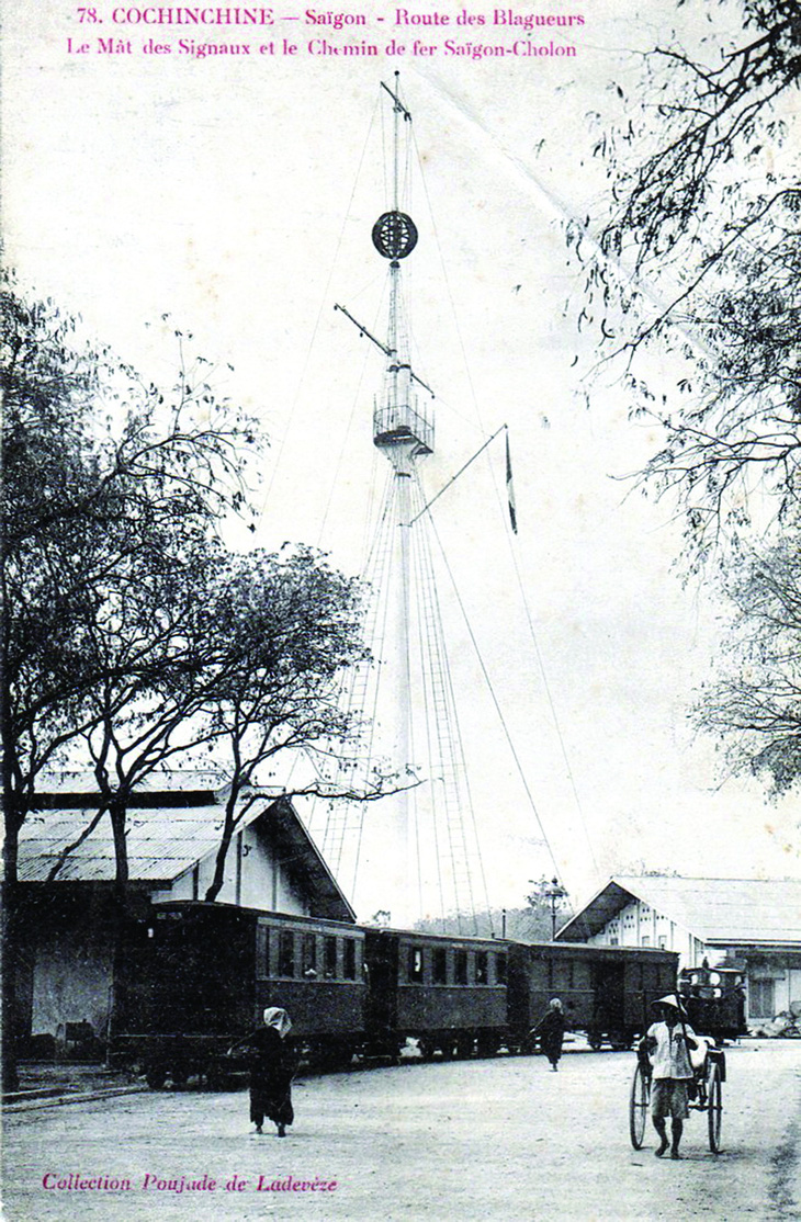 Trạm tàu điện tại cột cờ Thủ Ngữ vào năm 1905.  Ảnh: Wikipedia.org