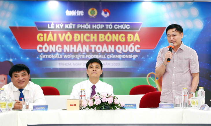 Ông Trần Anh Tú, phó chủ tịch VFF (bìa phải), tại lễ ký phối hợp tổ chức Giải vô địch bóng đá công nhân toàn quốc tháng 6-2023 tại báo Tuổi Trẻ - Ảnh: HOÀNG TÙNG