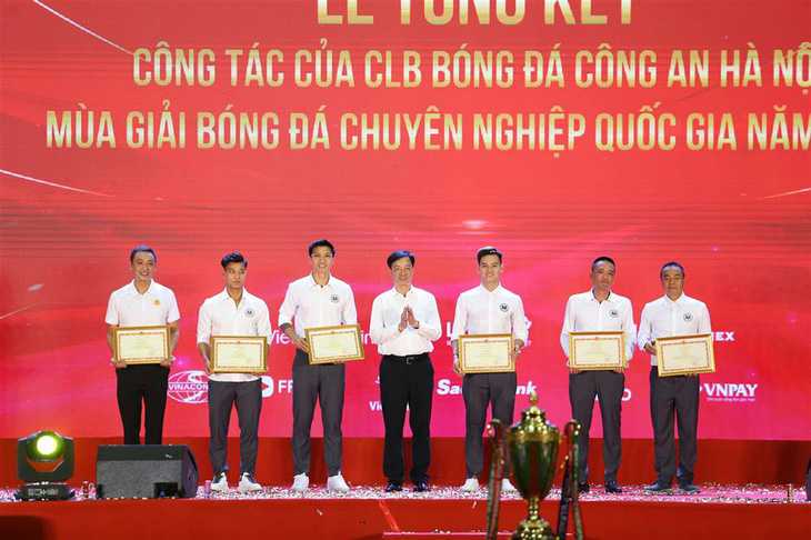 Thứ trưởng Nguyễn Duy Ngọc (giữa) đại diện Bộ Công an tặng bằng khen của bộ trưởng cho 6 thành viên CLB - Ảnh: BCA